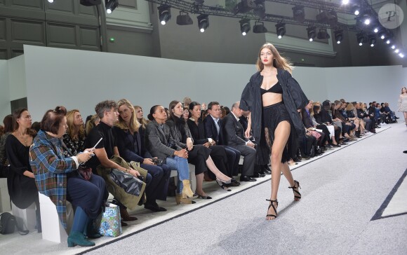 Gigi Hadid - Défilé de mode prêt-à-porter printemps-été 2017 "Giambattista Valli" à Paris. Le 3 octobre 2016 © CVS-Veeren / Bestimage