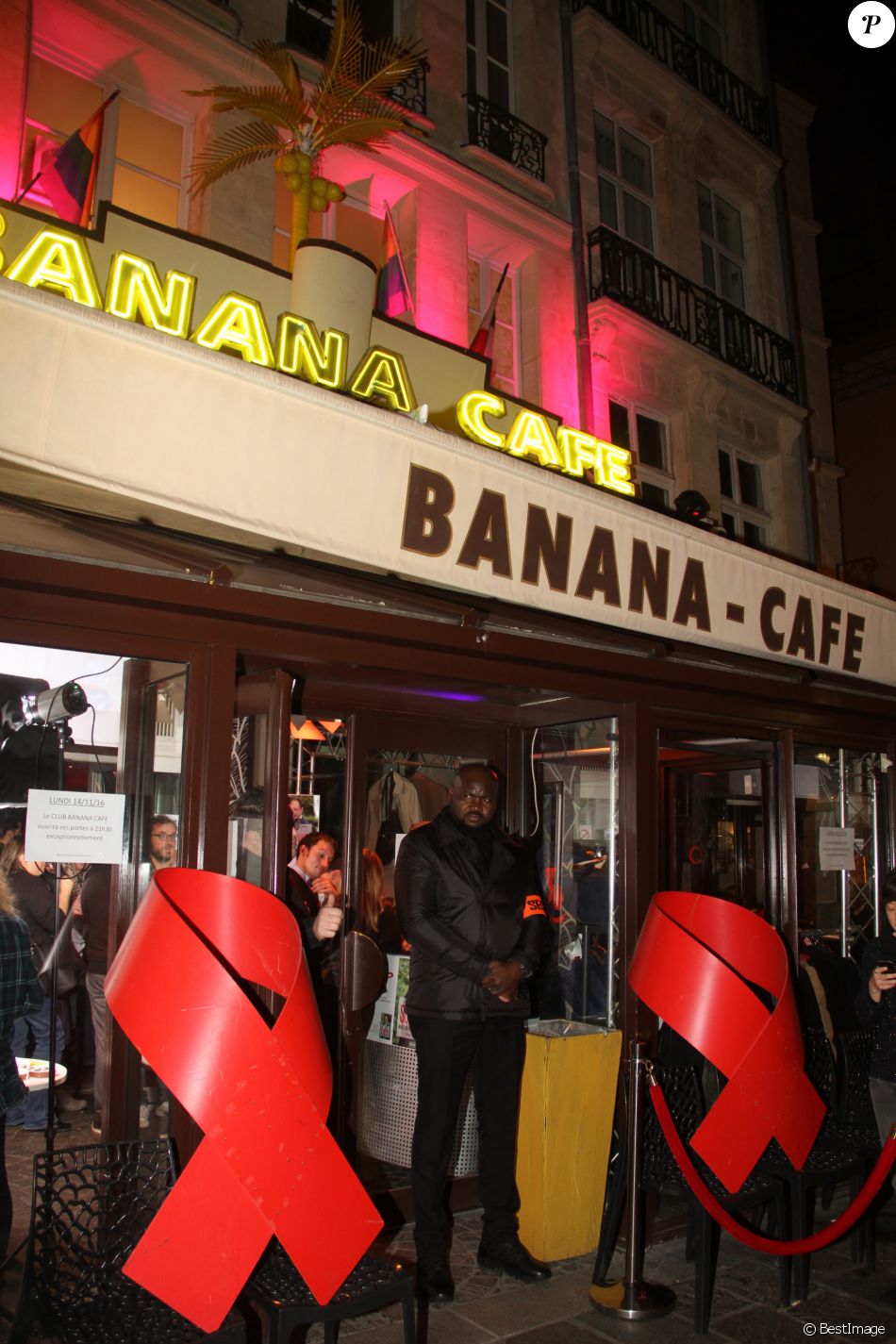 Devanture du club Banana café - Soirée de lancement du livre &quot;SurVivant, Mes 30ans avec le sida&quot; de Jean-Luc Romero-Michel au club Banana café à Paris. © Baldini/Bestimage
