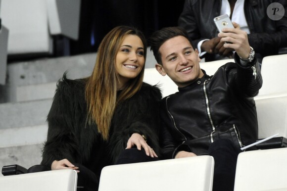Charlotte Pirroni (Miss Côte d'Azur 2014) et 2ème Dauphine de l'élection Miss France 2015 avec son compagnon Florian Thauvin, joueur Marseillais dans les tribunes lors du match Marseille-PSG le 7 février 2016.