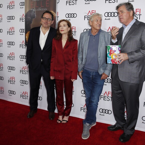 Michael Barker, Isabelle Huppert, Paul Verhoeven (réalisateur du film "Elle"), Tom Bernard - Isabelle Huppert reçoit un hommage lors du festival international du film de Los Angeles (AFI Fest) et projection du film "Elle", le 13 novembre 2016.