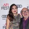 Lucy DeVito et son père Danny DeVito lors de la première '' The Comedian'' pendant le ''AFI FEST 2016'' au Egyptian Theater à Hollywood, le 11 novembre 2016.