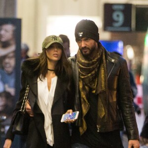 Exclusif - Nabilla Benattia et son compagnon Thomas Vergara arrivent de Genève en TGV à la Gare de Lyon de Paris le 26 octobre 2016.