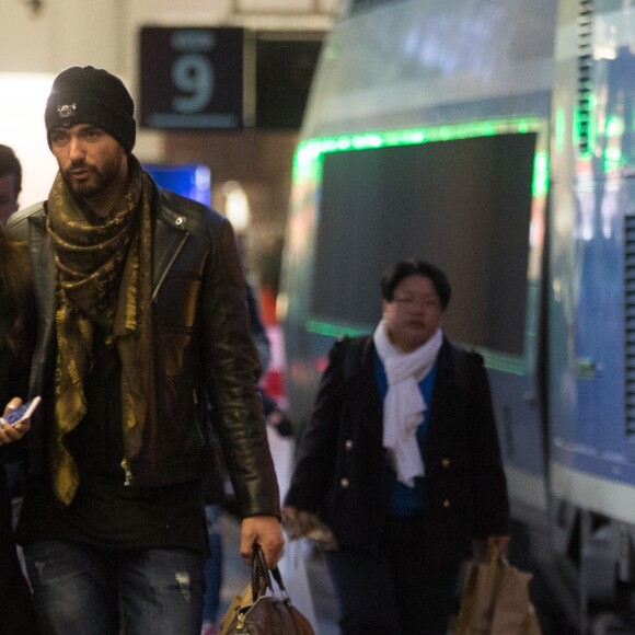 Exclusif - Nabilla Benattia et son compagnon Thomas Vergara arrivent de Genève en TGV à la Gare de Lyon de Paris le 26 octobre 2016.