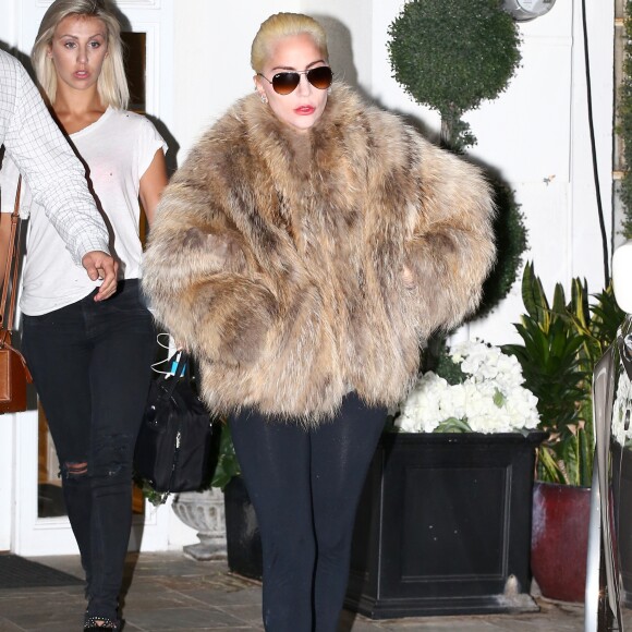 Lady Gaga quitte la clinique de chirurgie esthétique "Epione" à Beverly Hills le 15 novembre 2016.