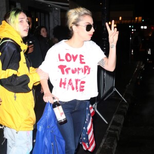 Lady Gaga porte un t-shirt 'Love Trumps Hate' à la sortie d'un immeuble à New York, le 9 novembre 2016