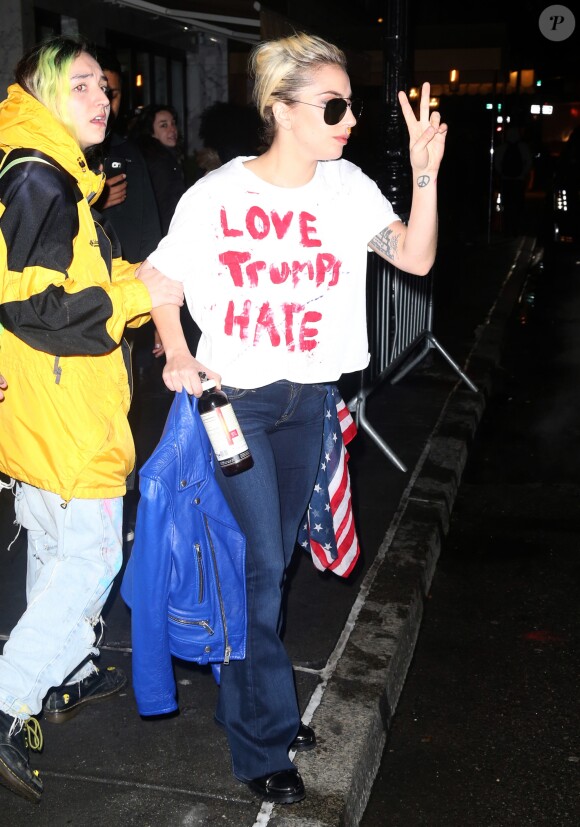 Lady Gaga porte un t-shirt 'Love Trumps Hate' à la sortie d'un immeuble à New York, le 9 novembre 2016