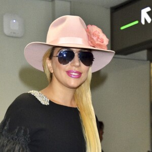 Lady Gaga arrive à l'aéroport de Narita au Japon, le 1er novembre 2016. © Future-Image/Zuma Press/ Bestimage