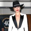 Lady Gaga en costume noir et blanc et chapeau feutre, se promène dans les rues de New York, le 22 septembre 2016