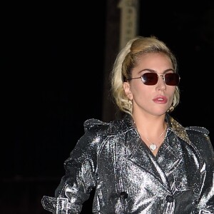 Exclusif - Lady Gaga en imperméable argenté dans la rue à Brooklyn le 19 septembre 2016.
