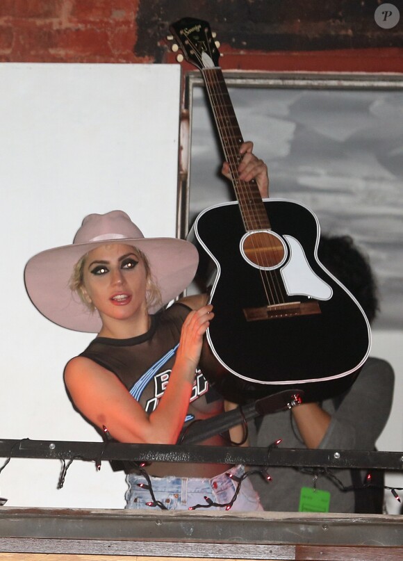 Lady Gaga surprend ses fans en donnant un concert dans un bar de New York le 20 octobre 2016