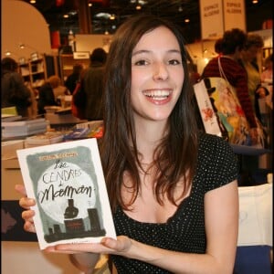 Lolita Sechan et son premier livre "Les cendres de maman" en 2007.