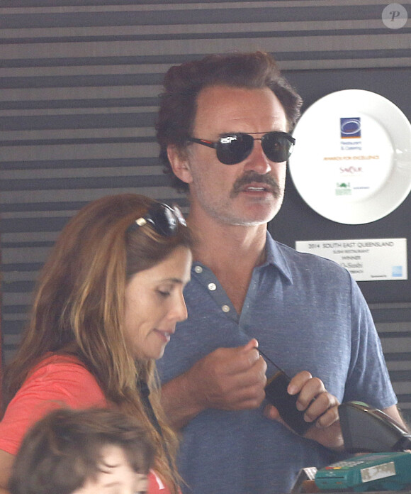 Exclusif - Julian McMahon et sa femme Kelly Paniagua profitent de la terrasse d'un restaurant de Gold Coast, Australie, le 30 octobre 2016.