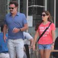 Exclusif - Julian McMahon et sa femme Kelly Paniagua profitent de la terrasse d'un restaurant de Gold Coast, Australie, le 30 octobre 2016.