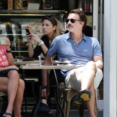 Exclusif - Julian McMahon et sa femme Kelly Paniagua profitent de la terrasse d'un restaurant de Gold Coast, Australie, le 30 octobre 2016.
