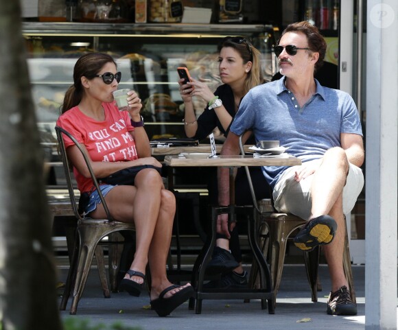 Exclusif - Julian McMahon et sa femme Kelly Paniagua profitent de la terrasse d'un restaurant de Gold Coast, Australie, le 30 octobre 2016.