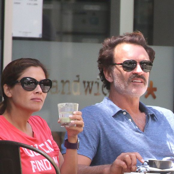 Exclusif - Julian McMahon et sa femme Kelly Paniagua profitent de la terrasse d'un restaurant de Gold Coast, Australie, le 30 octobre 2016.