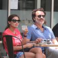 Exclusif - Julian McMahon et sa femme Kelly Paniagua profitent de la terrasse d'un restaurant de Gold Coast, Australie, le 30 octobre 2016.