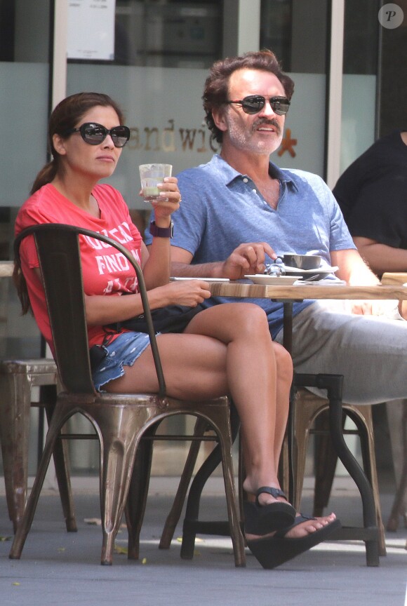 Exclusif - Julian McMahon et sa femme Kelly Paniagua profitent de la terrasse d'un restaurant de Gold Coast, Australie, le 30 octobre 2016.