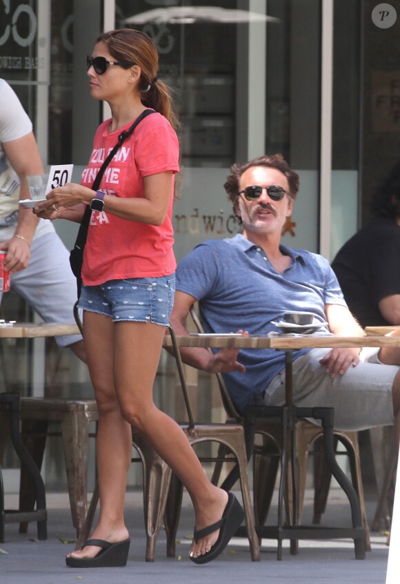 Exclusif - Julian McMahon et sa femme Kelly Paniagua profitent de la terrasse d'un restaurant de Gold Coast, Australie, le 30 octobre 2016.