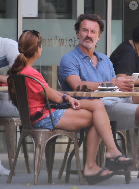 Exclusif - Julian McMahon et sa femme Kelly Paniagua profitent de la terrasse d'un restaurant de Gold Coast, Australie, le 30 octobre 2016.