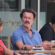 Exclusif - Julian McMahon et sa femme Kelly Paniagua profitent de la terrasse d'un restaurant de Gold Coast, Australie, le 30 octobre 2016.