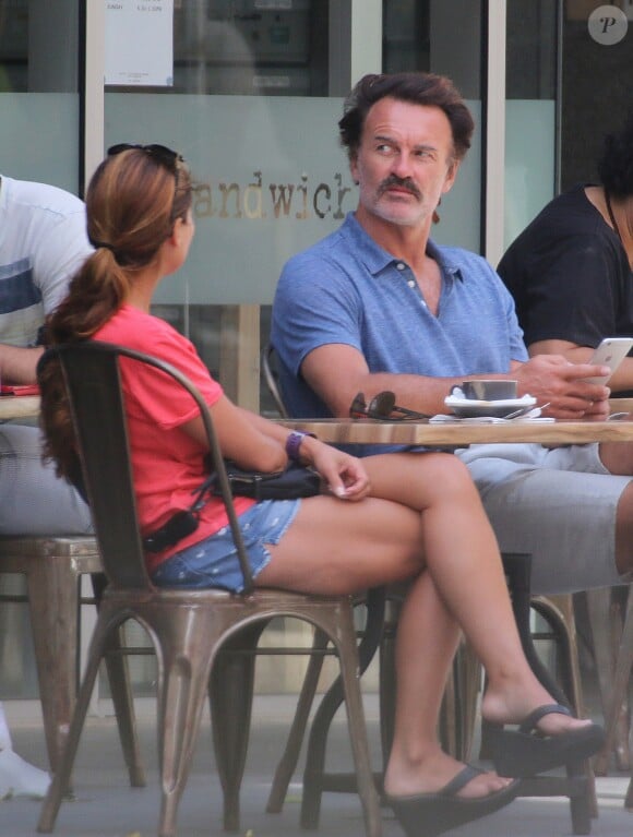 Exclusif - Julian McMahon et sa femme Kelly Paniagua profitent de la terrasse d'un restaurant de Gold Coast, Australie, le 30 octobre 2016.