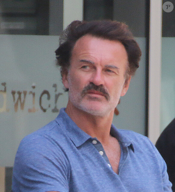 Exclusif - Julian McMahon et sa femme Kelly Paniagua profitent de la terrasse d'un restaurant de Gold Coast, Australie, le 30 octobre 2016.