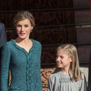 Letizia complice avec Sofia. Le roi Felipe VI d'Espagne était accompagné de sa femme la reine Letizia d'Espagne et leurs filles la princesse Leonor des Asturies et l'infante Sofia le 17 novembre 2016 au Parlement (Palacio de los Cortes) à Madrid pour l'inauguration de la XIIe législature de l'Espagne.