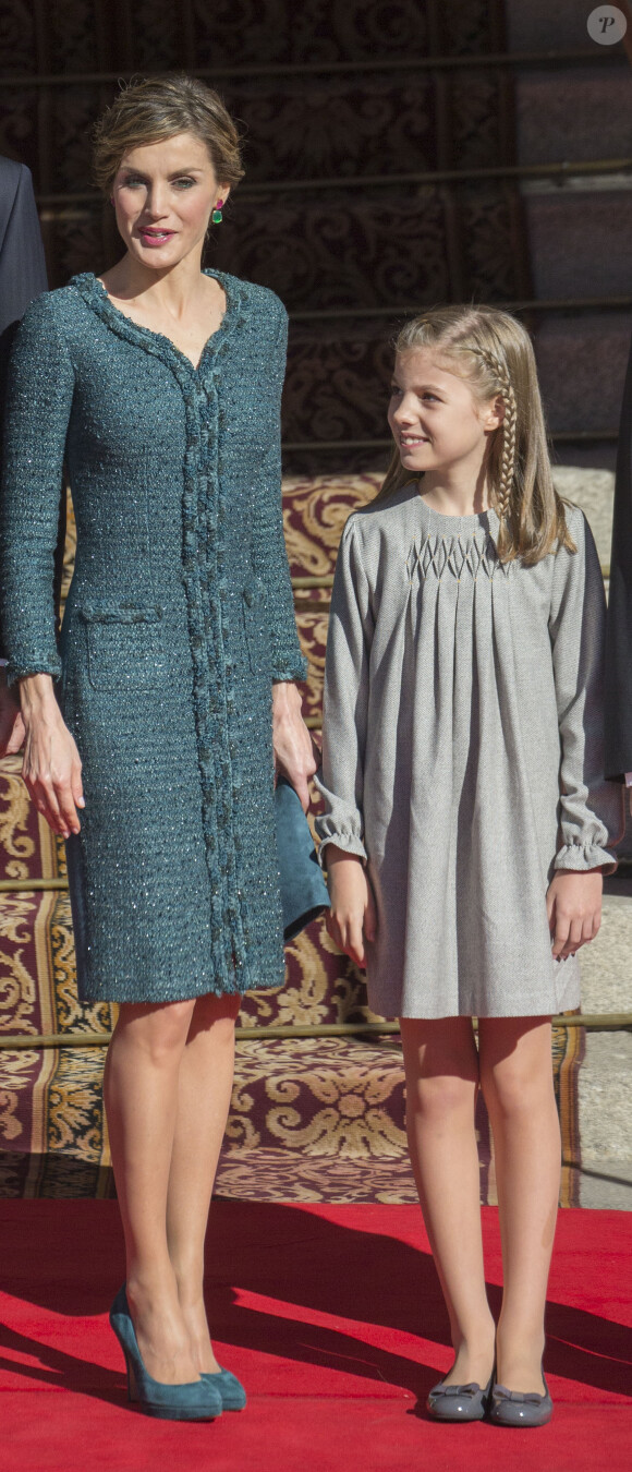 Letizia complice avec Sofia. Le roi Felipe VI d'Espagne était accompagné de sa femme la reine Letizia d'Espagne et leurs filles la princesse Leonor des Asturies et l'infante Sofia le 17 novembre 2016 au Parlement (Palacio de los Cortes) à Madrid pour l'inauguration de la XIIe législature de l'Espagne.