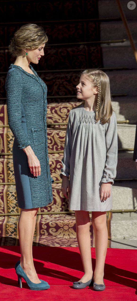 Letizia complice avec Sofia. Le roi Felipe VI d'Espagne était accompagné de sa femme la reine Letizia d'Espagne et leurs filles la princesse Leonor des Asturies et l'infante Sofia le 17 novembre 2016 au Parlement (Palacio de los Cortes) à Madrid pour l'inauguration de la XIIe législature de l'Espagne.