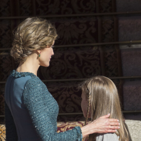 Letizia complice avec Sofia. Le roi Felipe VI d'Espagne était accompagné de sa femme la reine Letizia d'Espagne et leurs filles la princesse Leonor des Asturies et l'infante Sofia le 17 novembre 2016 au Parlement (Palacio de los Cortes) à Madrid pour l'inauguration de la XIIe législature de l'Espagne.