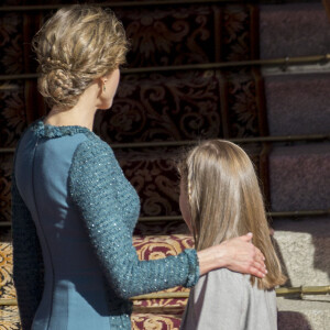 Letizia complice avec Sofia. Le roi Felipe VI d'Espagne était accompagné de sa femme la reine Letizia d'Espagne et leurs filles la princesse Leonor des Asturies et l'infante Sofia le 17 novembre 2016 au Parlement (Palacio de los Cortes) à Madrid pour l'inauguration de la XIIe législature de l'Espagne.