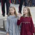 Sofia et Leonor, tout sourire malgré l'ampleur de l'événement. Le roi Felipe VI d'Espagne était accompagné de sa femme la reine Letizia d'Espagne et leurs filles la princesse Leonor des Asturies et l'infante Sofia le 17 novembre 2016 au Parlement (Palacio de los Cortes) à Madrid pour l'inauguration de la XIIe législature de l'Espagne.