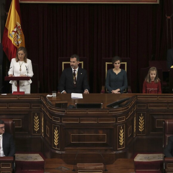 Le roi Felipe VI d'Espagne était accompagné de sa femme la reine Letizia d'Espagne et leurs filles la princesse Leonor des Asturies et l'infante Sofia, très attentives lors des discours prononcés dans l'hémicycle, le 17 novembre 2016 au Parlement (Palacio de los Cortes) à Madrid pour l'inauguration de la XIIe législature de l'Espagne.