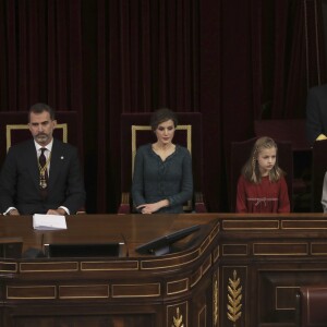 Le roi Felipe VI d'Espagne était accompagné de sa femme la reine Letizia d'Espagne et leurs filles la princesse Leonor des Asturies et l'infante Sofia, très attentives lors des discours prononcés dans l'hémicycle, le 17 novembre 2016 au Parlement (Palacio de los Cortes) à Madrid pour l'inauguration de la XIIe législature de l'Espagne.