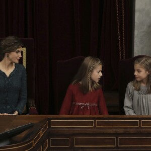 Le roi Felipe VI d'Espagne était accompagné de sa femme la reine Letizia d'Espagne et leurs filles la princesse Leonor des Asturies et l'infante Sofia, très attentives lors des discours prononcés dans l'hémicycle, le 17 novembre 2016 au Parlement (Palacio de los Cortes) à Madrid pour l'inauguration de la XIIe législature de l'Espagne.