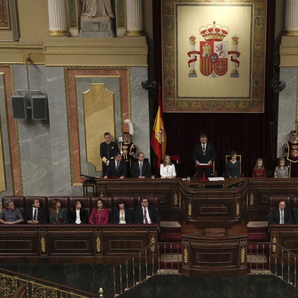 Le roi Felipe VI d'Espagne était accompagné de sa femme la reine Letizia d'Espagne et leurs filles la princesse Leonor des Asturies et l'infante Sofia, très attentives lors des discours prononcés dans l'hémicycle, le 17 novembre 2016 au Parlement (Palacio de los Cortes) à Madrid pour l'inauguration de la XIIe législature de l'Espagne.