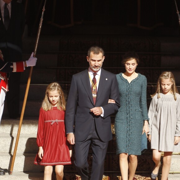 La princesse Leonor des Asturies et l'infante Sofia d'Espagne accompagnaient le roi Felipe VI et la reine Letizia le 17 novembre 2016 au Parlement (Palacio de los Cortes) à Madrid pour l'inauguration de la XIIe Législature de l'Espagne.