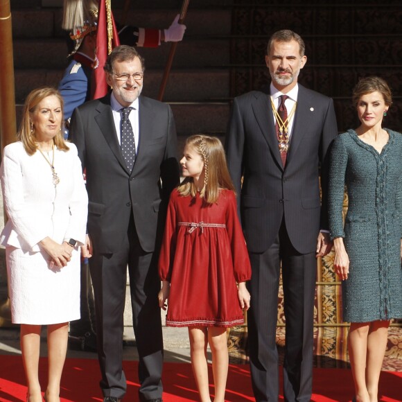 La princesse Leonor des Asturies et l'infante Sofia d'Espagne accompagnaient le roi Felipe VI et la reine Letizia le 17 novembre 2016 au Parlement (Palacio de los Cortes) à Madrid pour l'inauguration de la XIIe Législature de l'Espagne.