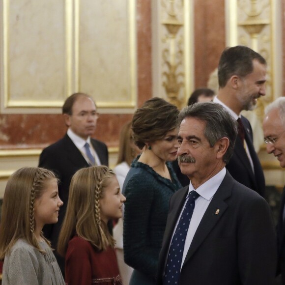 La princesse Leonor des Asturies et l'infante Sofia d'Espagne saluent le personnel politique avec leurs parents le roi Felipe VI et la reine Letizia le 17 novembre 2016 au Parlement (Palacio de los Cortes) à Madrid après l'inauguration de la XIIe Législature de l'Espagne.