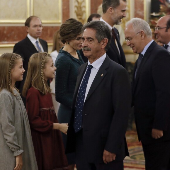 La princesse Leonor des Asturies et l'infante Sofia d'Espagne saluent le personnel politique avec leurs parents le roi Felipe VI et la reine Letizia le 17 novembre 2016 au Parlement (Palacio de los Cortes) à Madrid après l'inauguration de la XIIe Législature de l'Espagne.