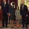 La princesse Leonor des Asturies et l'infante Sofia d'Espagne saluent le personnel politique avec leurs parents le roi Felipe VI et la reine Letizia le 17 novembre 2016 au Parlement (Palacio de los Cortes) à Madrid après l'inauguration de la XIIe Législature de l'Espagne.