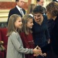 La princesse Leonor des Asturies et l'infante Sofia d'Espagne saluent le personnel politique avec leurs parents le roi Felipe VI et la reine Letizia le 17 novembre 2016 au Parlement (Palacio de los Cortes) à Madrid après l'inauguration de la XIIe Législature de l'Espagne.