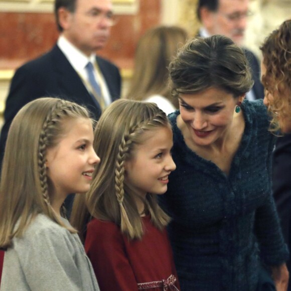 La princesse Leonor des Asturies et l'infante Sofia d'Espagne saluent le personnel politique avec leurs parents le roi Felipe VI et la reine Letizia le 17 novembre 2016 au Parlement (Palacio de los Cortes) à Madrid après l'inauguration de la XIIe Législature de l'Espagne.