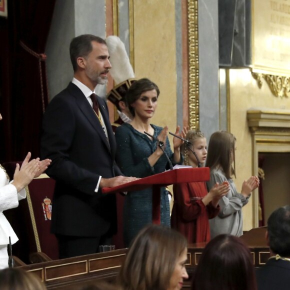 La princesse Leonor des Asturies et l'infante Sofia d'Espagne accompagnaient le roi Felipe VI et la reine Letizia le 17 novembre 2016 au Parlement (Palacio de los Cortes) à Madrid pour l'inauguration de la XIIe Législature de l'Espagne.