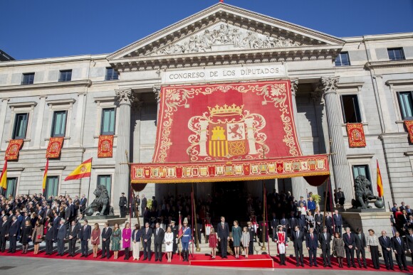 Le roi Felipe VI d'Espagne et sa femme la reine Letizia d'Espagne étaient accompagnés de leurs filles la princesse Leonor des Asturies et l'infante Sofia le 17 novembre 2016 au Parlement (Palacio de los Cortes) à Madrid pour l'inauguration de la XIIe législature de l'Espagne.