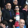 Pascal Obispo et son fils Sean et sa femme Julie Hantson et Michaël Youn et sa fille Seven - People au match de football PSG-Nantes (4 à 0) au Parc des Princes le 14 mai 2016