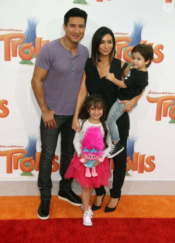 Mario Lopez avec sa femme Courtney Mazza et ses enfants Gia et Dominic à la première de Trolls au théâtre The Regency Village à Westwood, le 23 octobre 2016