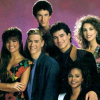 Image promotionnelle de la série Sauvés par le gong avec Dustin Diamond, Elizabeth Berkley, Lark Voorhies, Mario López, Mark-Paul Gosselaar. Photo publiée sur le site Allociné, le 14 février 2007.