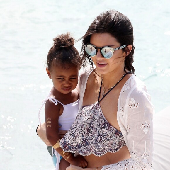 North West et Kendall Jenner à Saint-Barthélemy, le 20 août 2015.